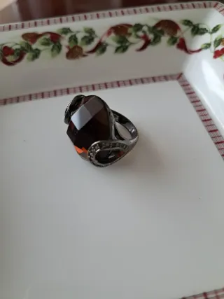 Anillo marrón con detalles plateados