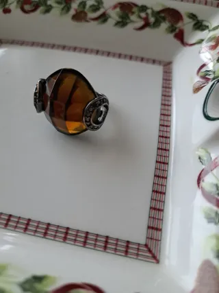 Anillo marrón con detalles plateados