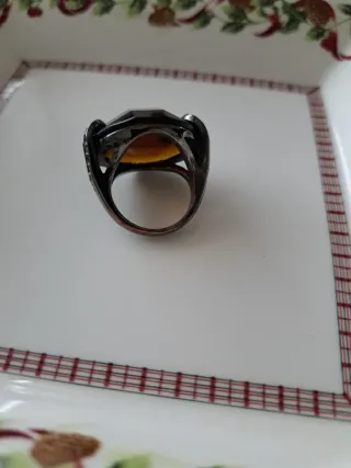 Anillo marrón con detalles plateados
