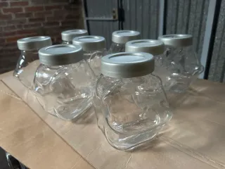 Botes de cristal con tapa plateada