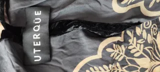 Chal Uterqüe negro con estampado beige