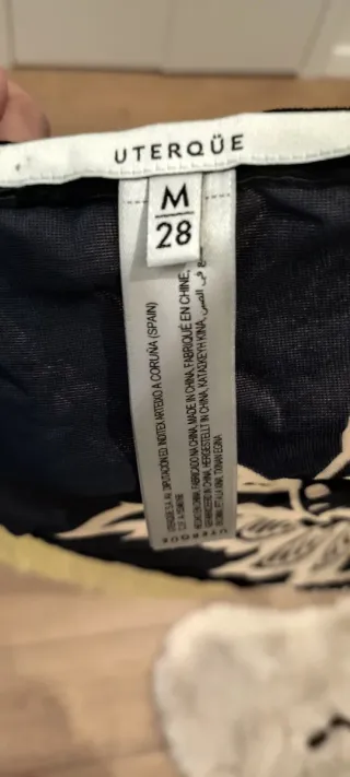 Chal Uterqüe negro con estampado beige