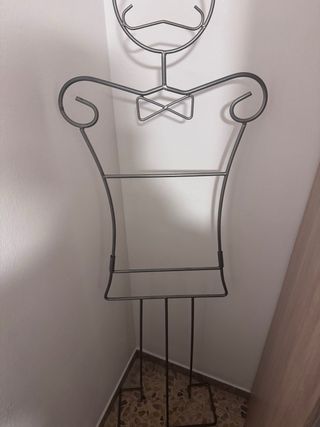 Perchero de metal gris