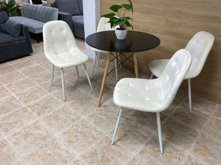 Mesa redonda negra + 4 sillas blancas