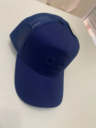 Gorra trucker Alo yoga