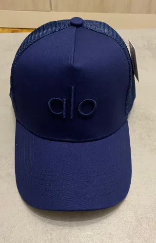 Gorra trucker Alo yoga