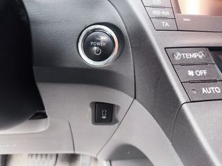 Toyota Prius 1.8 HYBRID 2012 LIBRO REVISIONES