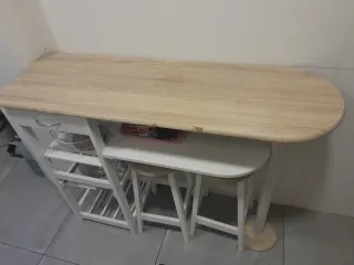 Mesa de cocina con taburete