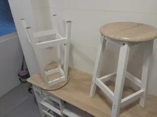 Mesa de cocina con taburete