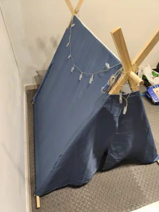 Tienda tipi infantil con diseño de cocodrilo