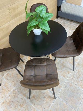 Mesa redonda negra + 4 sillas marrones