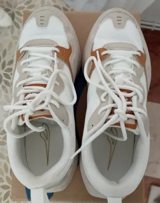 Zapatillas Joma casual beige y blancas