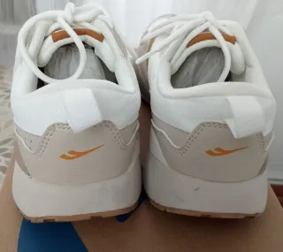 Zapatillas Joma casual beige y blancas