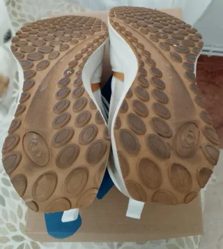 Zapatillas Joma casual beige y blancas