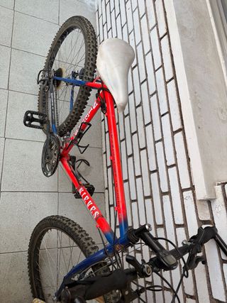 Bicicleta de Montaña Roja y Azul