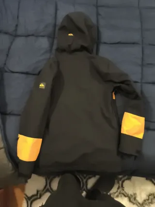Chaqueta adolescente Quiksilver negra y naranja
