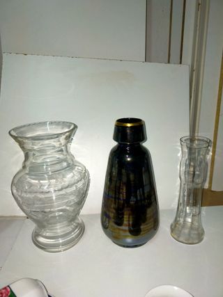 Floreros de cristal con detalles dorados