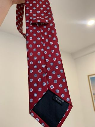 Corbata roja con estampado floral