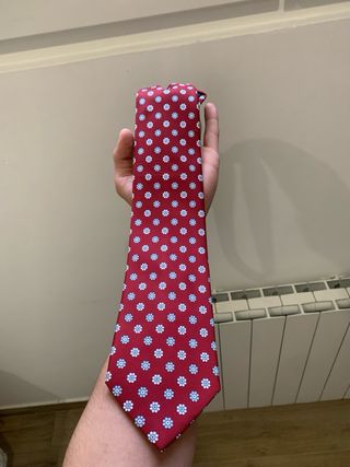 Corbata roja con estampado floral