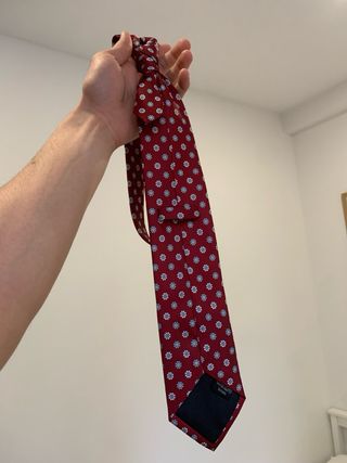 Corbata roja con estampado floral