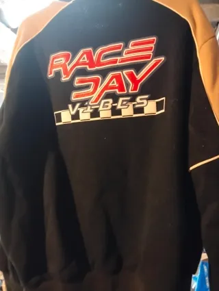 Sudadera Racing Bershka Beige y Negra