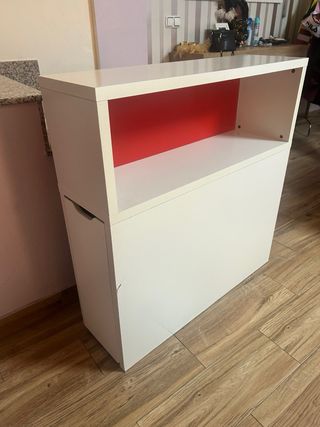 Mueble auxiliar blanco y rojo