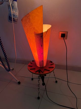 Lampada da terra vintage in metallo e carta