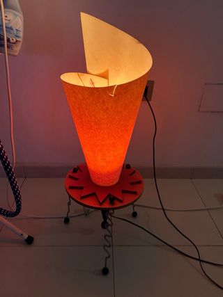 Lampada da terra vintage in metallo e carta