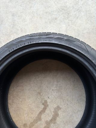2 neumáticos 245/40 R19 98V XL semi nuevos