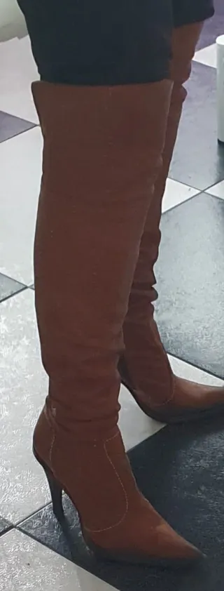 Botas altas marrones de piel vuelta con tacón