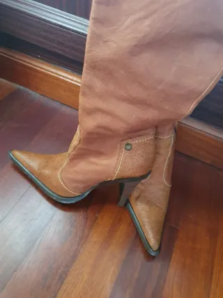 Botas altas marrones de piel vuelta con tacón
