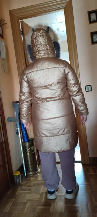 Plumas dorado con capucha