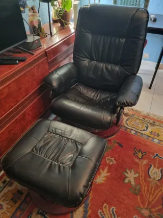 Sillón reclinable piel sintética con reposapies.