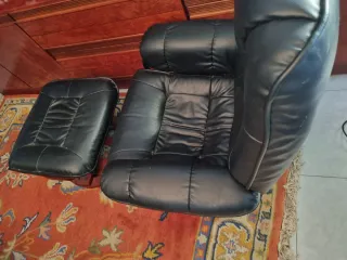 Sillón reclinable piel sintética con reposapies.