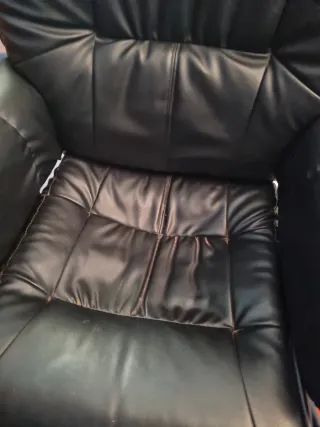 Sillón reclinable piel sintética con reposapies.