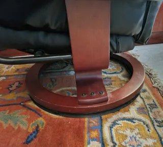 Sillón reclinable piel sintética con reposapies.