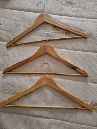 Perchas de madera con barra