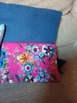 Bolso de mano floral con abalorios