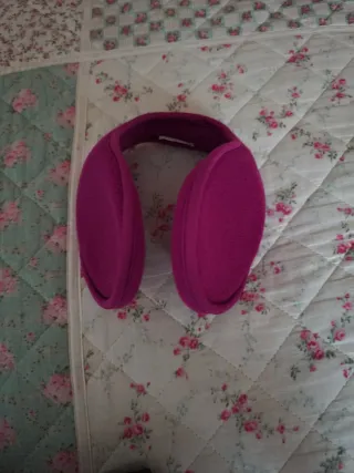 Orejeras de niña color rosa/morado.