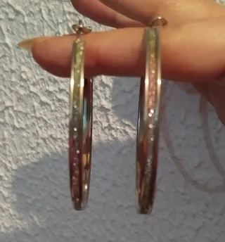 Argollas grandes con banda central decorada