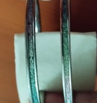 Argollas grandes con banda central decorada