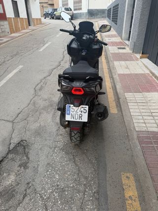 Kymco 125 Maxi Scooter Negra