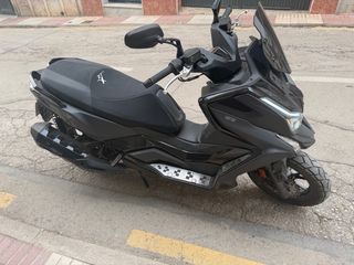 Kymco 125 Maxi Scooter Negra