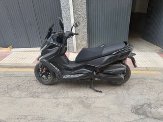 Kymco 125 Maxi Scooter Negra