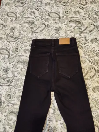 Pantalón vaquero pitillo tiro alto