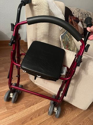 Andador plegable con asiento y ruedas