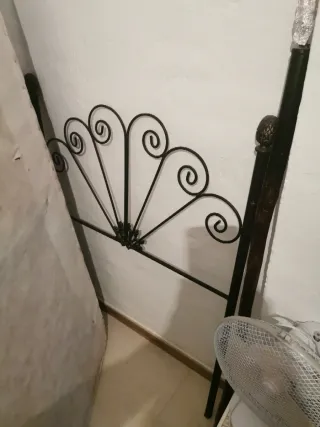 Base tapizada, colchón nuevo y cabezero forja