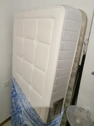 Base tapizada, colchón nuevo y cabezero forja