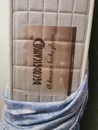 Base tapizada, colchón nuevo y cabezero forja