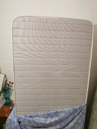 Base tapizada, colchón nuevo y cabezero forja